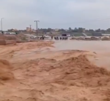 سيول جارفة تقطع الطريق الحدودي بين العراق وسوريا سيول جارفة تقطع الطريق الحدودي بين العراق وسوريا