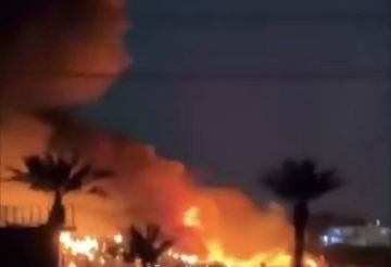 حريق هائل في قاعدة فكتوريا الأمريكية وسط بغداد بعد هجوم بالمسيرات حريق هائل في قاعدة فكتوريا الأمريكية وسط بغداد بعد هجوم بالمسيرات