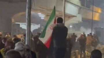 قنابل مسيلة للدموع قرب الجسر المعلق ببغداد