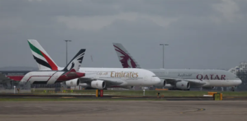 عشرات الآلاف يسعون إلى مغادرة الخليج وسط الحرب على إيران