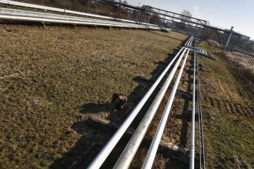 العراق يبحث إطلاق خط جديد لضخ النفط إلى ميناء بانياس السوري