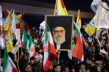 العراق: قنابل صوتية لتفريق محتجين حاولوا الوصول للسفارة الأمريكية للتنديد باغتيال خامنئي (فيديوهات)