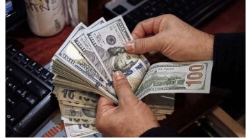 أسعار الصرف تنخفض إلى 153 ألف دينار لكل 100 دولار