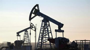 النفط يتراجع أسبوعيا رغم بقائه قرب 100 دولار بفعل توترات هرمز