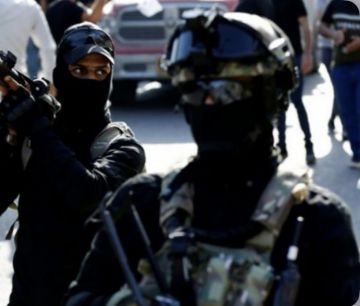 تفكيك الجماعات المسلحة ويحذر من استهداف المصالح الأمريكية