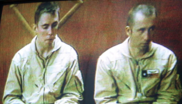 طيار الأباتشي يونغ يستعرض ذكريات 23 يوما من الأسر في العراق