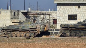 مدرعات سورية تتجه من إدلب نحو الحدود اللبنانية- السورية وتعزيزات على الحدود مع العراق