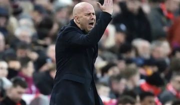 سلوت يفتح الباب أمام رحيل نجم جديد من ليفربول