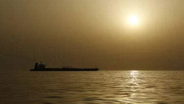 تجمع ناقلات إيرانية وسط حصار أمريكي مشدد