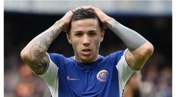 تشيلسي يضرب بيد من حديد.. إيقاف إنزو فيرنانديز قبل قمة مانشستر سيتي بسبب 