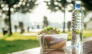 البيئة: نعمل على فرض قيود تحدد مستويات آمنة للمواد المستخدمة بعبوات الطعام ومياه الشرب