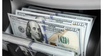 الدولار يقترب من أعلى مستوى في أسبوع مع تجدد التوتر بشأن إيران