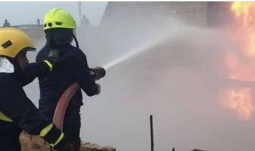 فرق الدفاع المدني تكافح حريقا في معمل ومحال تجارية لبيع الإسفنج ببغداد