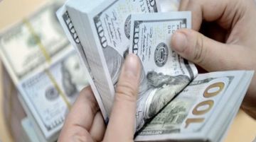 الدولار يستقر قرب أعلى مستوياته مع تشدد الاحتياطي الفيدرالي وتراجع الين