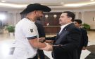  مكسيكي؟! .. رئيس وزراء العراق يمازح أيمن حسين خلال استقباله بعثة المنتخب