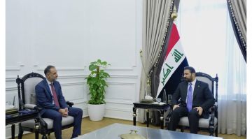 رئيس الوزراء والسفير البريطاني يؤكدان أهمية اعتماد لغة الحوار لتجنيب المنطقة مخاطر الحرب وتداعياتها رئيس الوزراء والسفير البريطاني يؤكدان أهمية اعتماد لغة الحوار لتجنيب المنطقة مخاطر الحرب وتداعياتها
