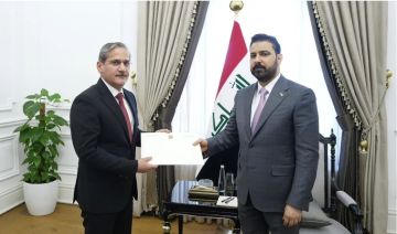 رئيس الوزراء يكشف عن ذمته المالية ويسلمها إلى رئيس هيئة النزاهة رئيس الوزراء يكشف عن ذمته المالية ويسلمها إلى رئيس هيئة النزاهة