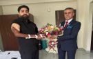 يد من الهند تعانق بطل العراق.. قصة إنسانية تتصدر السوشيال ميديا (فيديو)