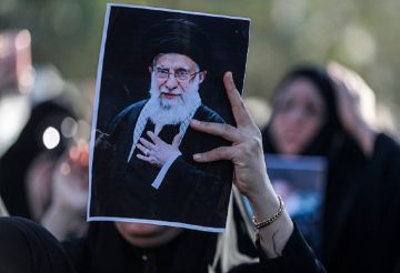 بحضور أفراد عائلته.. تفاصيل تشييع المرشد السابق علي خامنئي في إيران والعراق