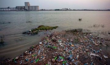دجلة تنزف.. مخلفات حكومية تحاصر النهر والسكان يستنجدون دجلة تنزف.. مخلفات حكومية تحاصر النهر والسكان يستنجدون