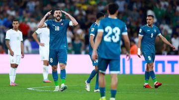 لمدة 7 ساعات.. تفاصيل احتجاز نجم المنتخب العراقي أيمن حسين في مطار شيكاغو لمدة 7 ساعات.. تفاصيل احتجاز نجم المنتخب العراقي أيمن حسين في مطار شيكاغو