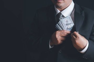 مدير بإحدى دوائر التنفيذ يستغل منصبه ويبتز المراجعين قي البصرة مدير بإحدى دوائر التنفيذ يستغل منصبه ويبتز المراجعين قي البصرة