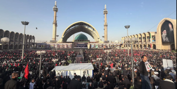 رايات الثأر الحمراء و هتافات الانتقام تغطي مصلى طهران رايات الثأر الحمراء و هتافات الانتقام تغطي مصلى طهران