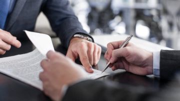 عقود المشاركة الوهمية.. تتيح تسويق المستورد كمنتج محلي.. والنفط تراقب قانون الشركات العامة عقود المشاركة الوهمية.. تتيح تسويق المستورد كمنتج محلي.. والنفط تراقب قانون الشركات العامة