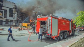 فرق الدفاع المدني تستنفر لإخماد حريق في نادي الحقوقيين ببغداد