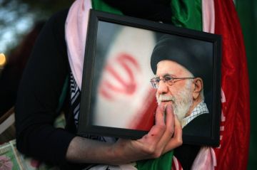 خامنئي لم يزر العراق حيا ويزوره ميتا خامنئي لم يزر العراق حيا ويزوره ميتا