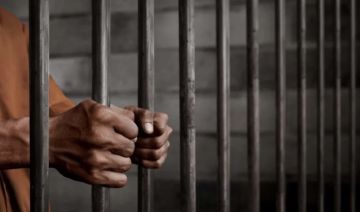 الحبس وطرد منتسب من الخدمة بعد إدانته بالاتفاق على بيع 2 كغم من المخدرات مقابل 35 مليون دينار الحبس وطرد منتسب من الخدمة بعد إدانته بالاتفاق على بيع 2 كغم من المخدرات مقابل 35 مليون دينار