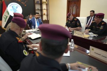 الزيدي يرفع مستوى الإنذار والجاهزية في جميع المعسكرات ويوجه بمتابعة الرادارات الزيدي يرفع مستوى الإنذار والجاهزية في جميع المعسكرات ويوجه بمتابعة الرادارات