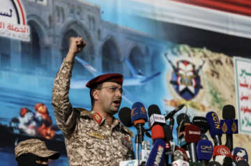 الحوثيون يقتلون العشرات في قصف على تحشيدات سعودية باليمن الحوثيون يقتلون العشرات في قصف على تحشيدات سعودية باليمن