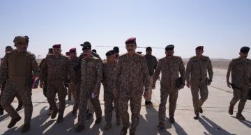 رئيس أركان الجيش يصل إلى قاطع عمليات البادية رئيس أركان الجيش يصل إلى قاطع عمليات البادية