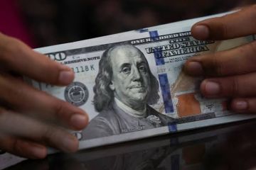 الدولار يحلق مجددا.. الورقة تقترب من حاجز الـ160 ألفا في الأسواق العراقية الدولار يحلق مجددا.. الورقة تقترب من حاجز الـ160 ألفا في الأسواق العراقية