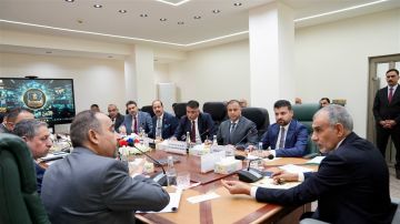 وزير المالية يوجه بتسريع الإجراءات الكمركية ومعالجة حالات الزخم وزير المالية يوجه بتسريع الإجراءات الكمركية ومعالجة حالات الزخم