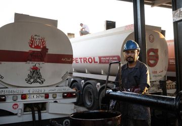 العراق يبدأ استلام شحنات البنزين عبر ميناء بانياس السوري العراق يبدأ استلام شحنات البنزين عبر ميناء بانياس السوري