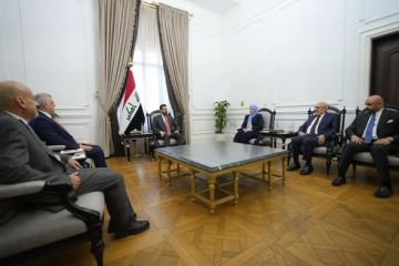 رئيس الوزراء يؤكد أهمية إشراك نقابة الصيادلة في الاستشارات والمداولات الخاصة بهيئة الغذاء والدواء رئيس الوزراء يؤكد أهمية إشراك نقابة الصيادلة في الاستشارات والمداولات الخاصة بهيئة الغذاء والدواء