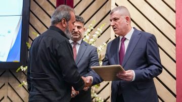 وزير النقل العراقي يوزع سندات أراض سكنية ويفتتح مبنى إداريا جديدا للشركة العامة للنقل البري. وزير النقل العراقي يوزع سندات أراض سكنية ويفتتح مبنى إداريا جديدا للشركة العامة للنقل البري.