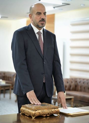 حيدر الحسيناوي يؤدي اليمين الدستورية محافظا لذي قار حيدر الحسيناوي يؤدي اليمين الدستورية محافظا لذي قار