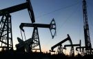 النفط يتراجع مع طرح السعودية شحنات عبر سلطنة عمان