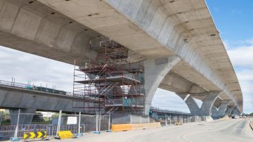 الحكومة: نعمل على دراسات لإنشاء جسر علوي يصل بين شمال عمان وجنوبها الحكومة: نعمل على دراسات لإنشاء جسر علوي يصل بين شمال عمان وجنوبها