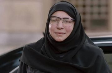 عبلة كامل تثير التساؤلات من أمام الأهرامات المصرية عبلة كامل تثير التساؤلات من أمام الأهرامات المصرية