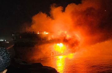 مصر.. حريق هائل يلتهم مركبة نيلية تحمل 220 سائحا (فيديو) مصر.. حريق هائل يلتهم مركبة نيلية تحمل 220 سائحا (فيديو)