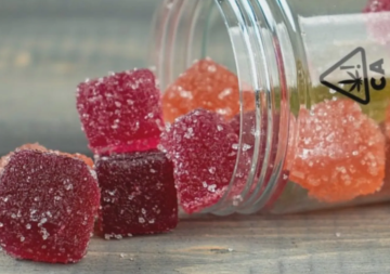 شاب يتناول علبة حلوى مليئة بالمخدر وينتهي الأمر بكارثة!