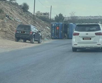 انقلاب تنك مياه يعطل السير مؤقتا على طريق بشرى الرمثا