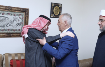 العيسوي ينقل تمنيات الملك وولي العهد للوزيرين العكور وأبو عين بتمام الصحة العيسوي ينقل تمنيات الملك وولي العهد للوزيرين العكور وأبو عين بتمام الصحة