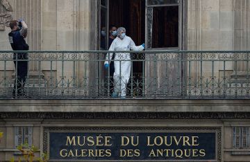فرنسا .. اعتقال 5 أشخاص متهمين بسرقة اللوفر فرنسا .. اعتقال 5 أشخاص متهمين بسرقة اللوفر