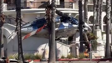 فيديو لهليكوبتر كادت تتسبب بكارثة.. سقطت قرب شاطئ مزدحم