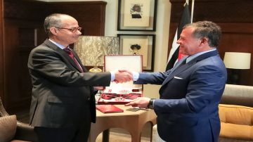 الملك: نفخر ونعتز بالعالم الأردني عمر ياغي ونبارك فوزه بجائزة نوبل للكيمياء الملك: نفخر ونعتز بالعالم الأردني عمر ياغي ونبارك فوزه بجائزة نوبل للكيمياء